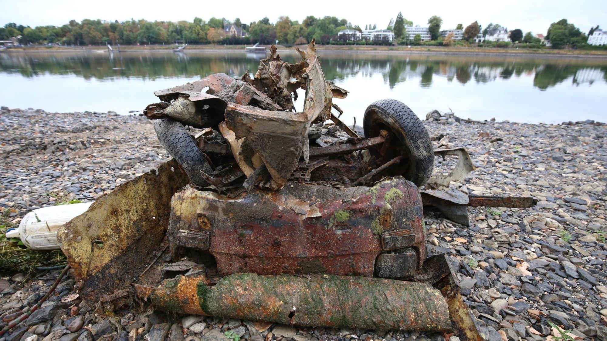 Autowrack im Rhein gefunden