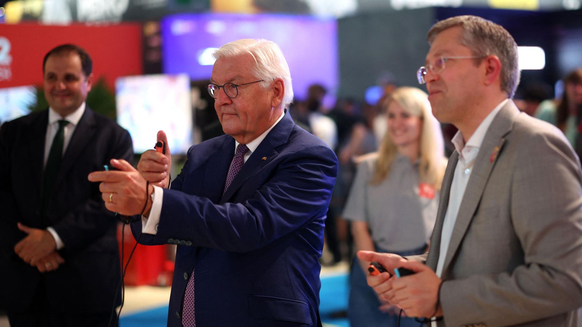 Bundespräsident Frank-Walter Steinmeier beim virtuellen Bogenschießen mit Clemens Mayer-Wegelin, Direktor der Rechtsabteilung von Nintendo Europa, am Stand von Nintendo auf der weltgrößten Computer- und Videospielmesse Gamescom.