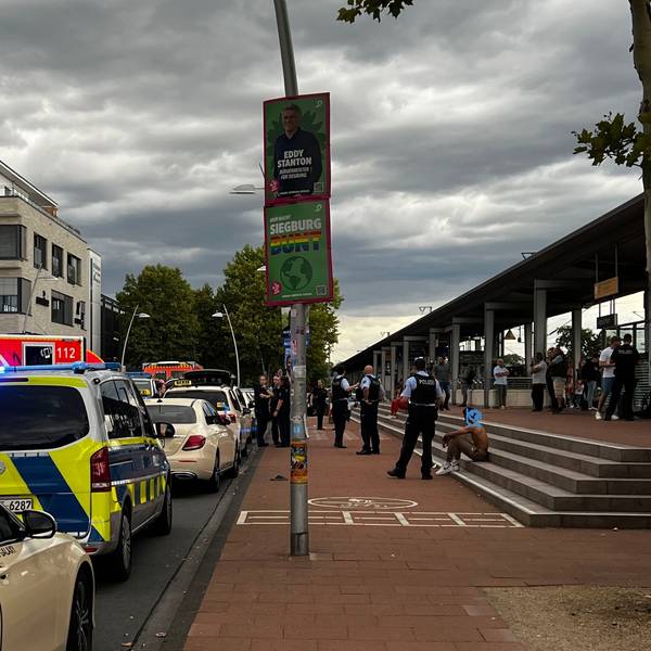 Eine Schlägerei zwischen Taxi- und Mietwagenfahrern hat am 29. August 2025 einen Großeinsatz von Polizei und Rettungsdienst ausgelöst. Ein Jahr später dauern die Ermittlungen der Bonner Staatsanwaltschaft weiterhin an.