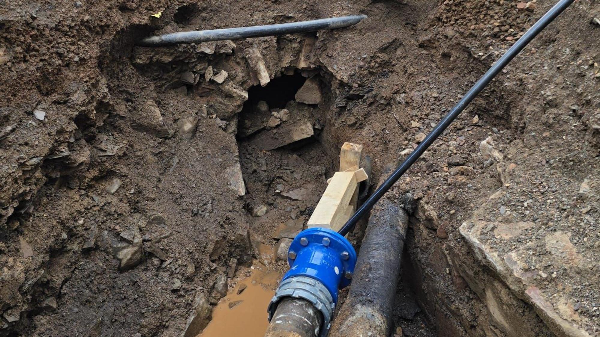 Das Foto zeigt einen Teil eines Bauwerks, das einem Römerkanal ähnelt.