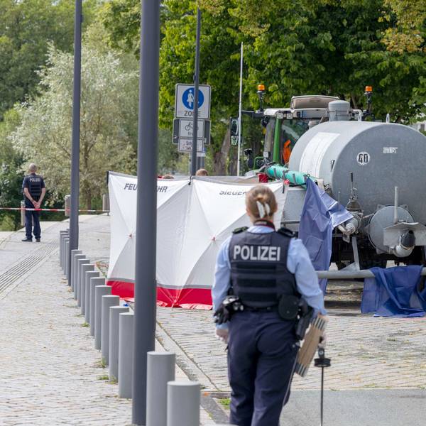 Einsatzkräfte sichern eine Unfallstelle ab.