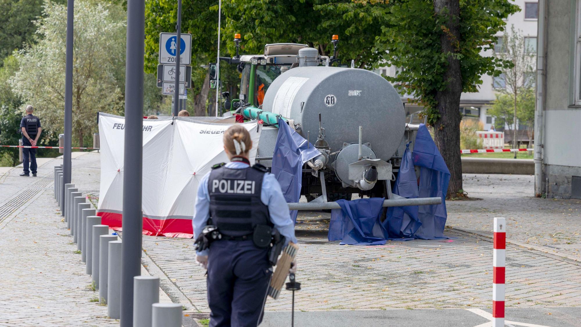 Einsatzkräfte sichern eine Unfallstelle ab.