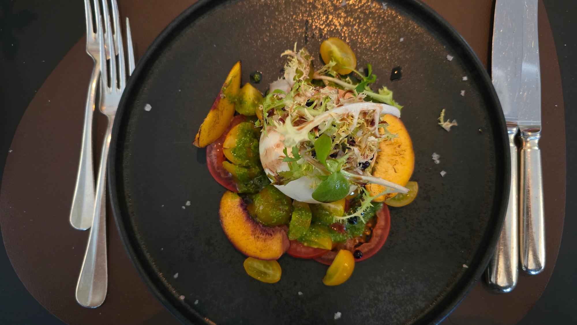 Burrata mit bunten Inka Tomaten, gegrilltem Pfirsich und altem Balsamico