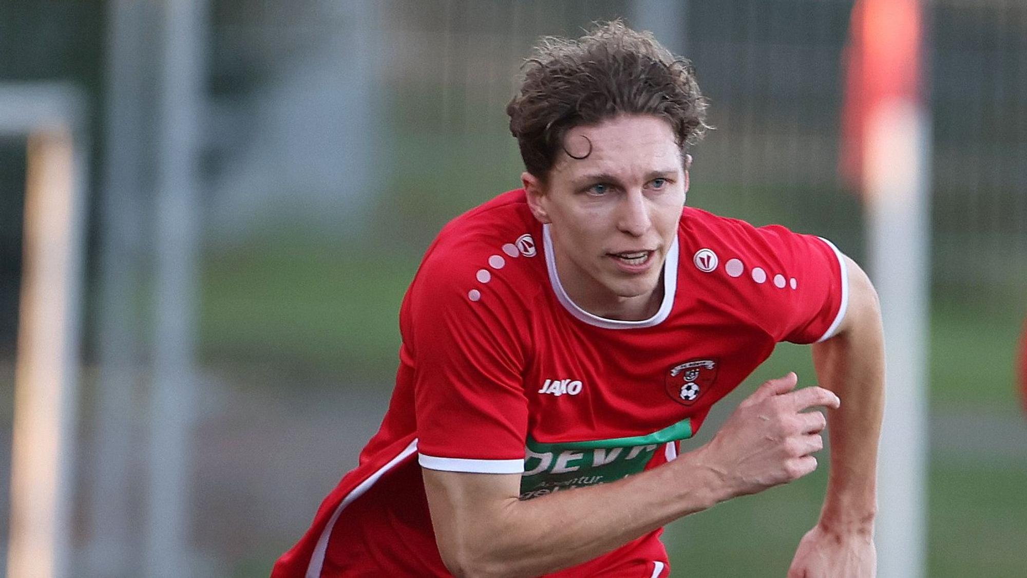 Das Foto zeigt Johannes Kölmel im Trikot des FC Hürth.