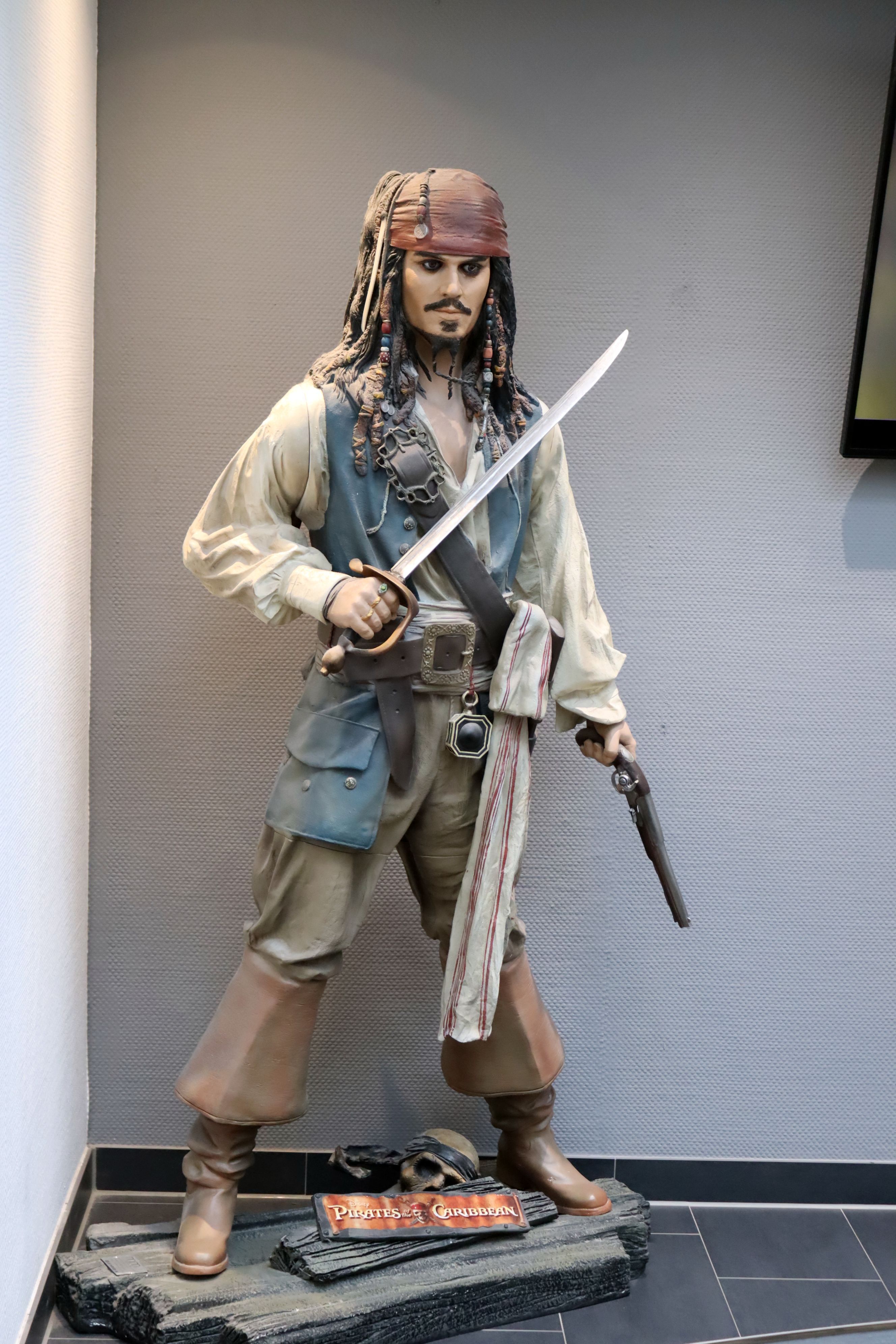 Eine Figur von Jack Sparrow steht im Treppenaufgang.