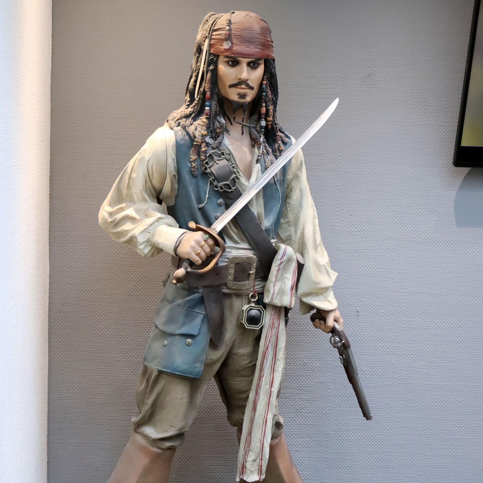 Eine Figur von Jack Sparrow steht im Treppenaufgang.