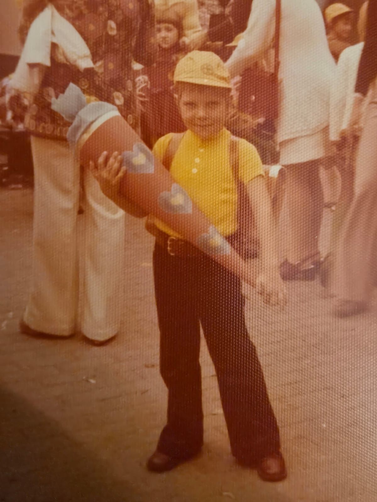 Das Foto zeigt einen Jungen mit einer Schultüte in den Händen.