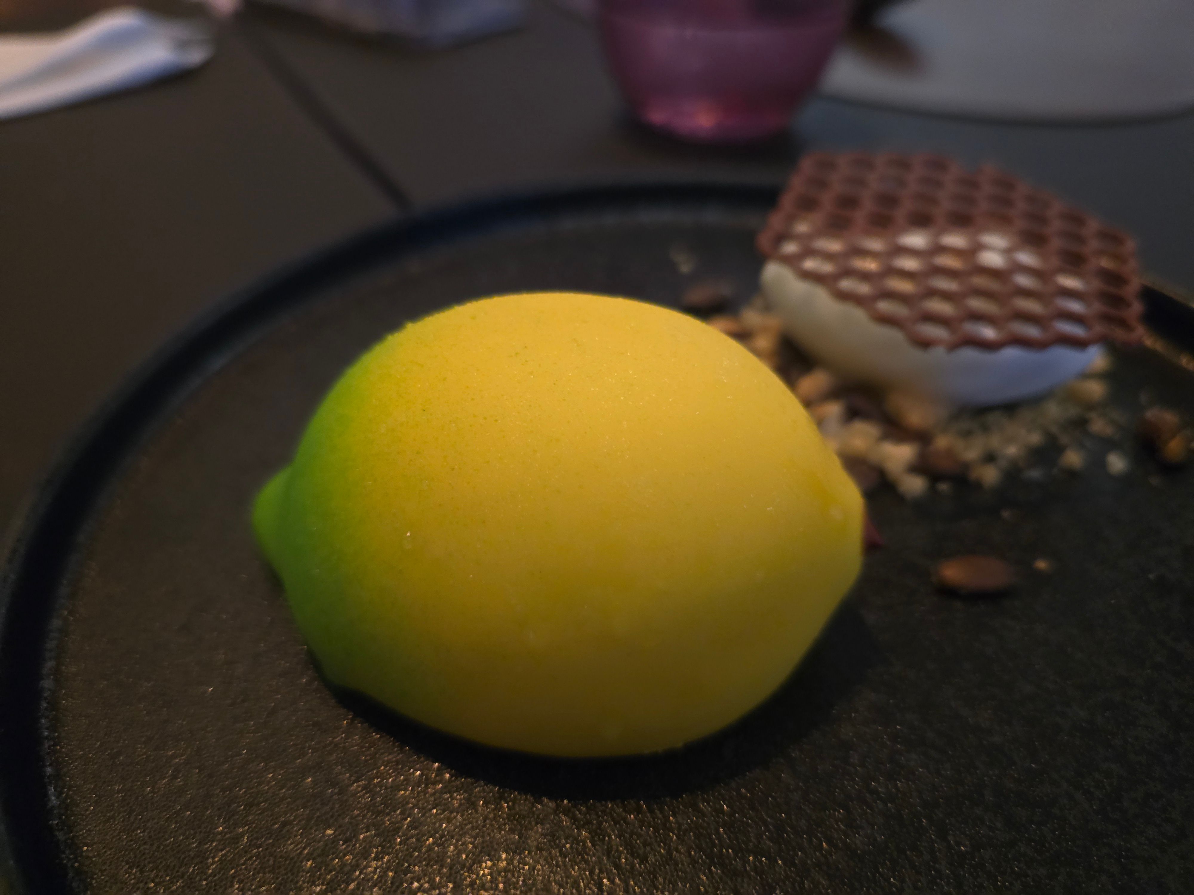Duo von der Zitrone: Mousse und Sorbet, Kürbiscrumble und weiße Schokolade
