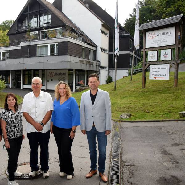 Gruppenfoto: (v.l.) Peter Madel, Fatima Bollow, Sven und Jenny Kauling sowie Bürgermeister Ulrich Stücker.