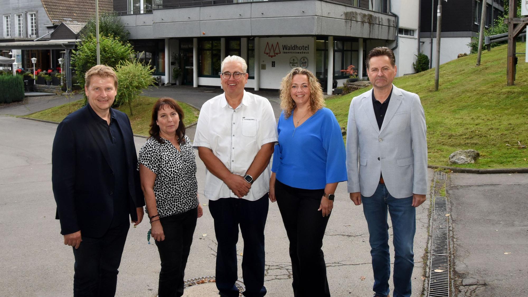 Gruppenfoto: (v.l.) Peter Madel, Fatima Bollow, Sven und Jenny Kauling sowie Bürgermeister Ulrich Stücker.