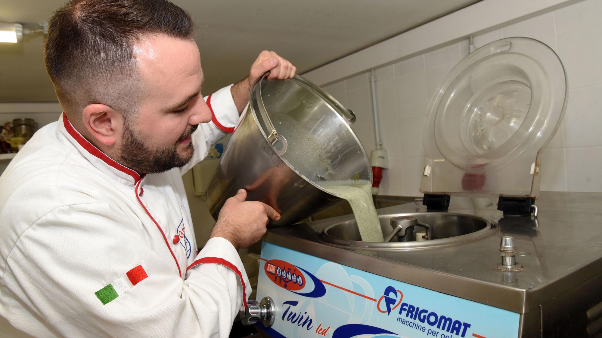 Abwiegen, einfüllen, mischen und fertig ist das Gelato. Vom Vermengen der ersten Zutaten bis zum fertigen Eis: Bei Alessandro Martini in Gummersbach ist alles handgemacht.