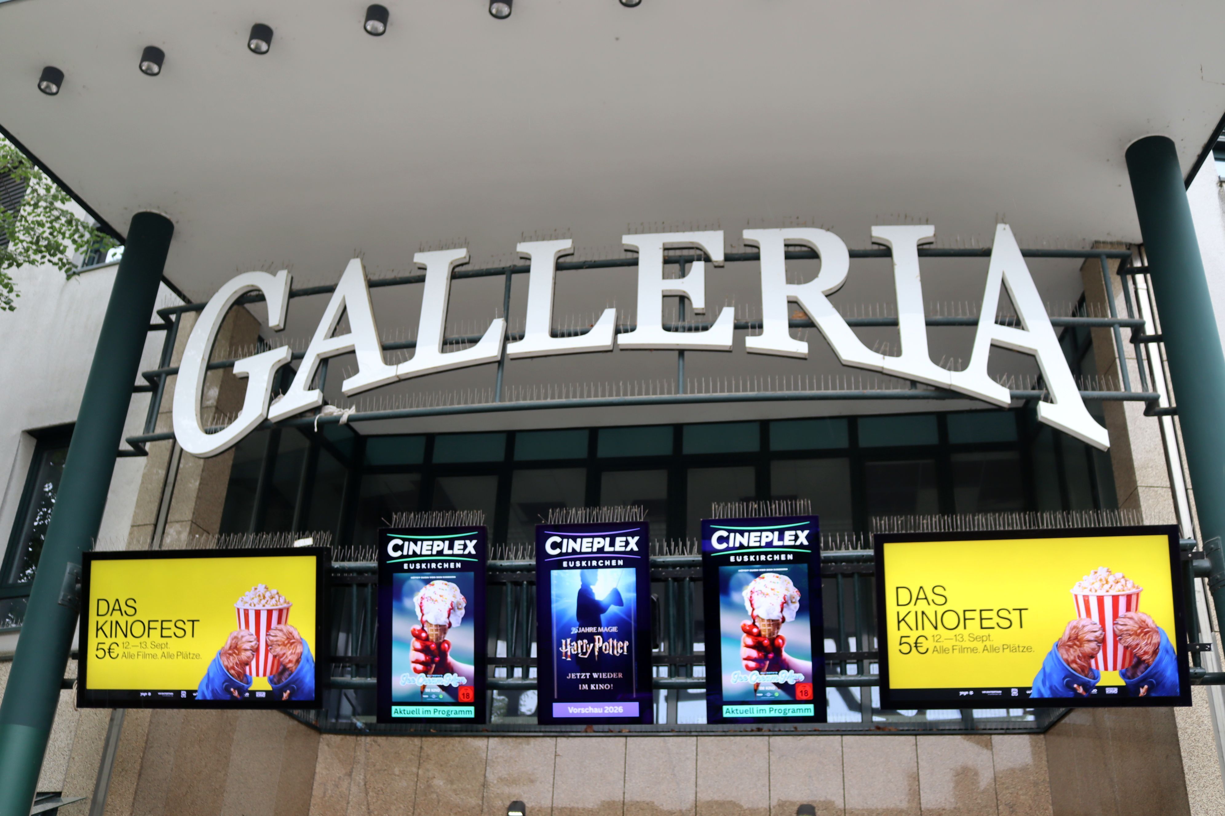 Unter dem Schriftzug "Galleria" sind fünf Bildschirme mit Werbung zu sehen.