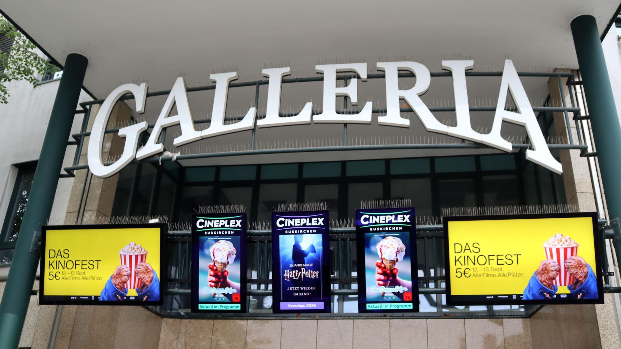 Unter dem Schriftzug "Galleria" sind fünf Bildschirme mit Werbung zu sehen.