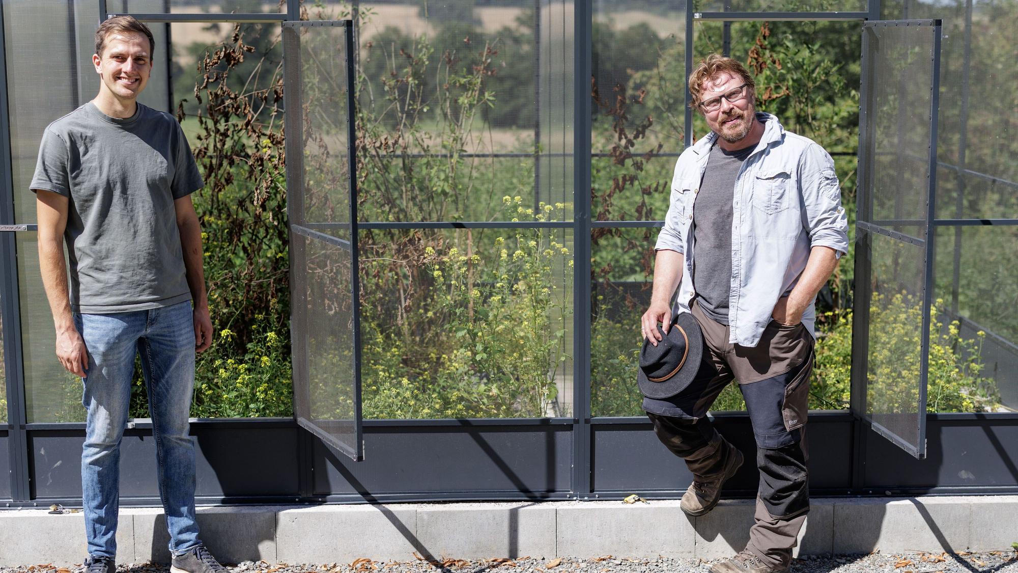 Die Biologen Dennis Wiegard (links) und Peter Maciej, aufgenommen auf dem Gelände des Bildungshaus Modexen in Brakel, wo der Europäische Laubfrosch (lat. Hyla arborea) gezüchtet wird.