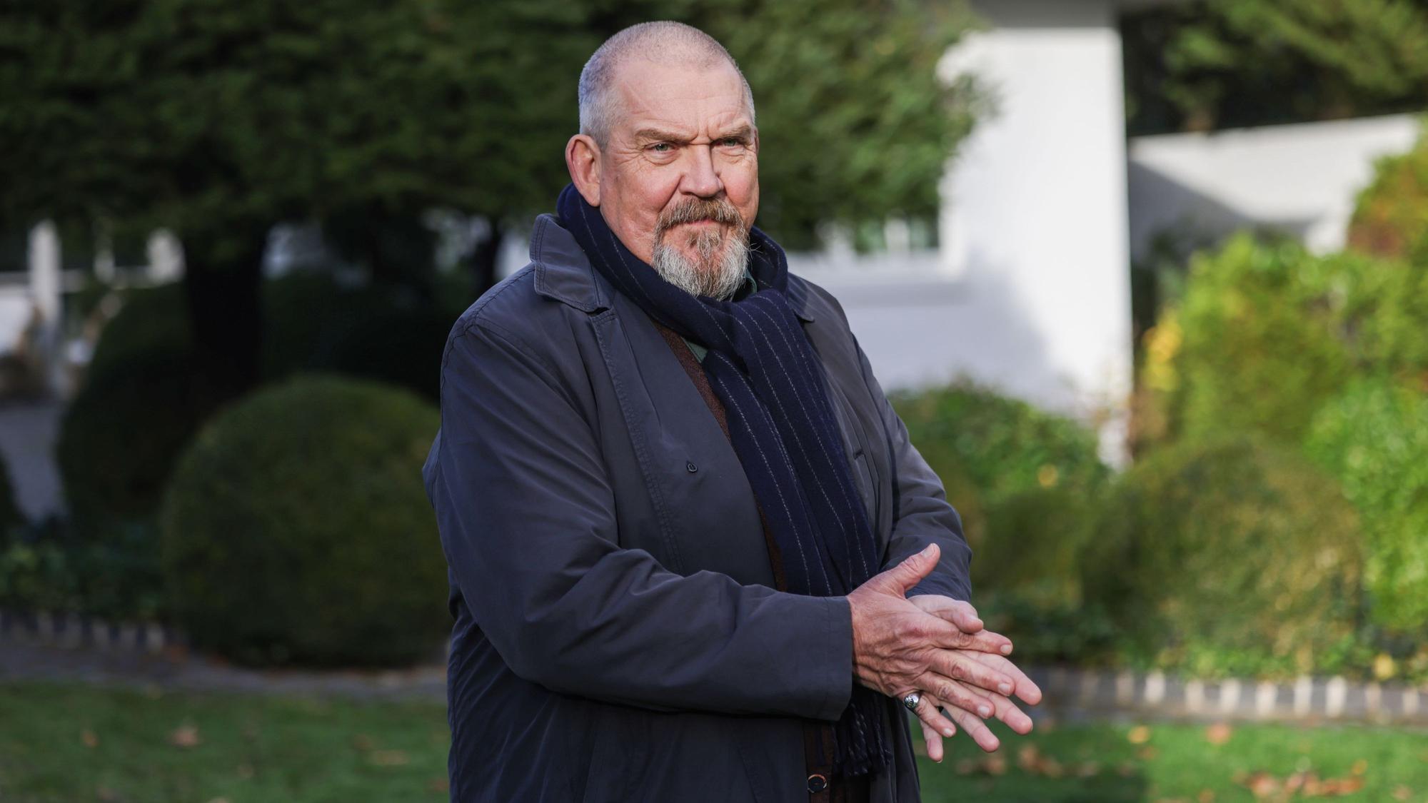 Der Schauspieler Dietmar Bär (als Freddy Schenk) steht am Drehort im Garten einer Kölner Villa. (Archivbild)