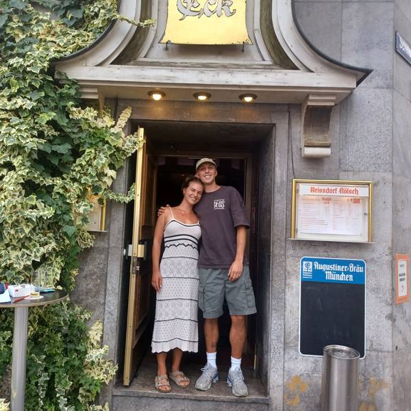 Eine junge Frau und ein junger Mann stehen in einem Kneipeneingang. Sie sind zwei der vier jungen Inhaber/-innen, die die Kneipe „Schill-Eck“ in Nippes übernommen haben.
