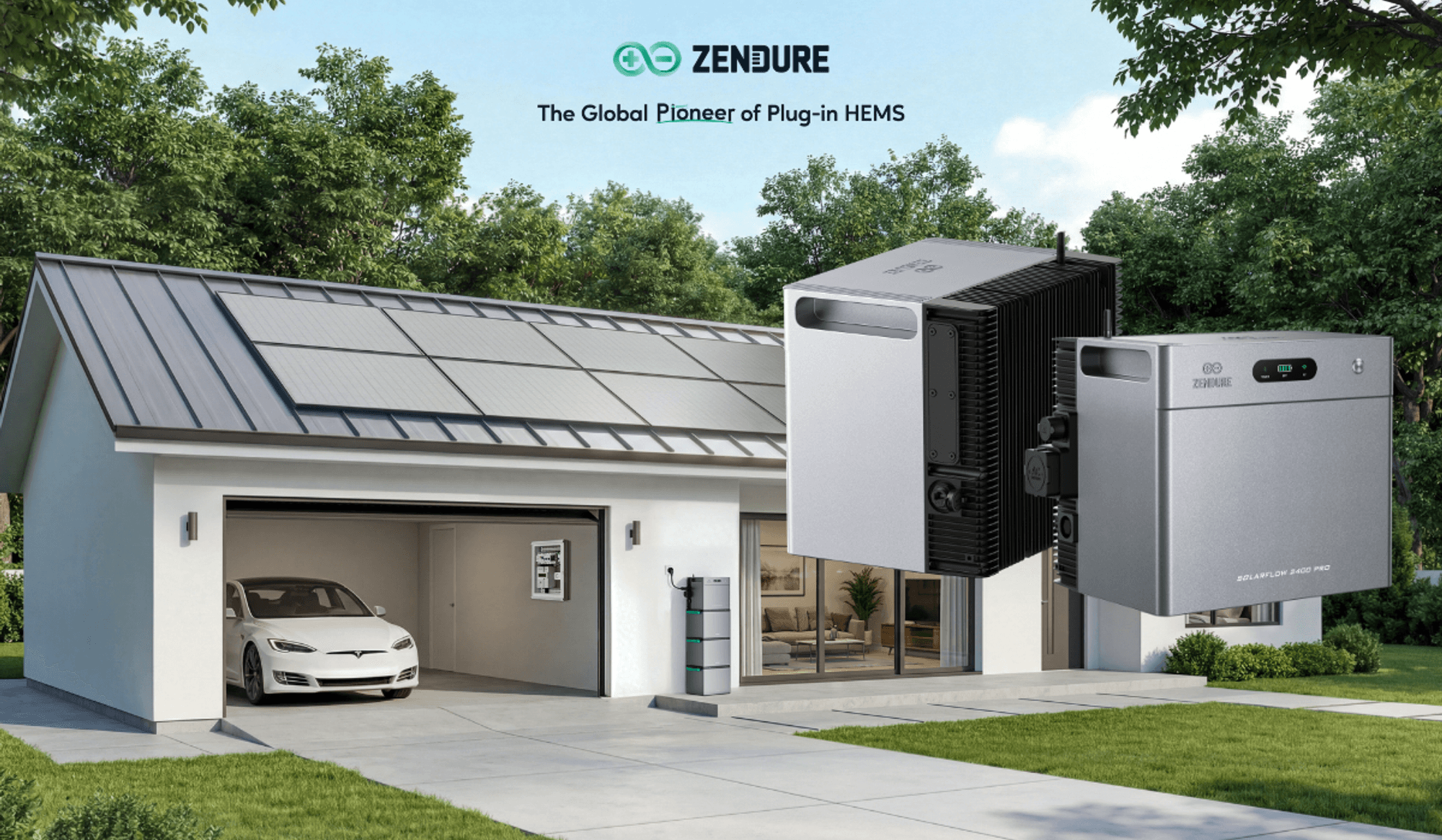 Ein Haus mit Solarmodulen auf dem Dach im Hintergrund. Im Vordergrund sind zwei Speicher zu sehen.