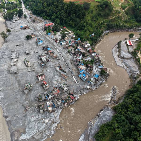 Ein Luftbild zeigt Häuser in einer Stadt am Trishuli-Fluss, die durch die Sturzfluten zerstört wurden