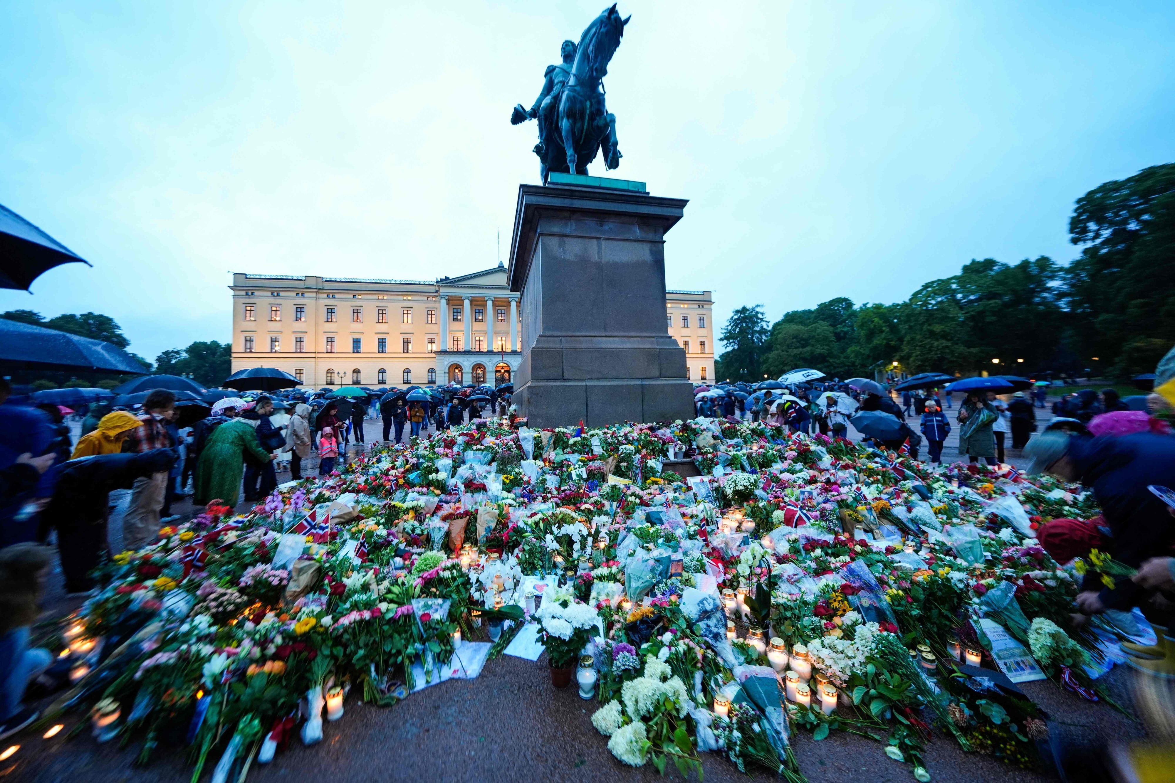 Blumen und Kerzen liegen im Gedenken an Harald V. vor dem Palast in Oslo.