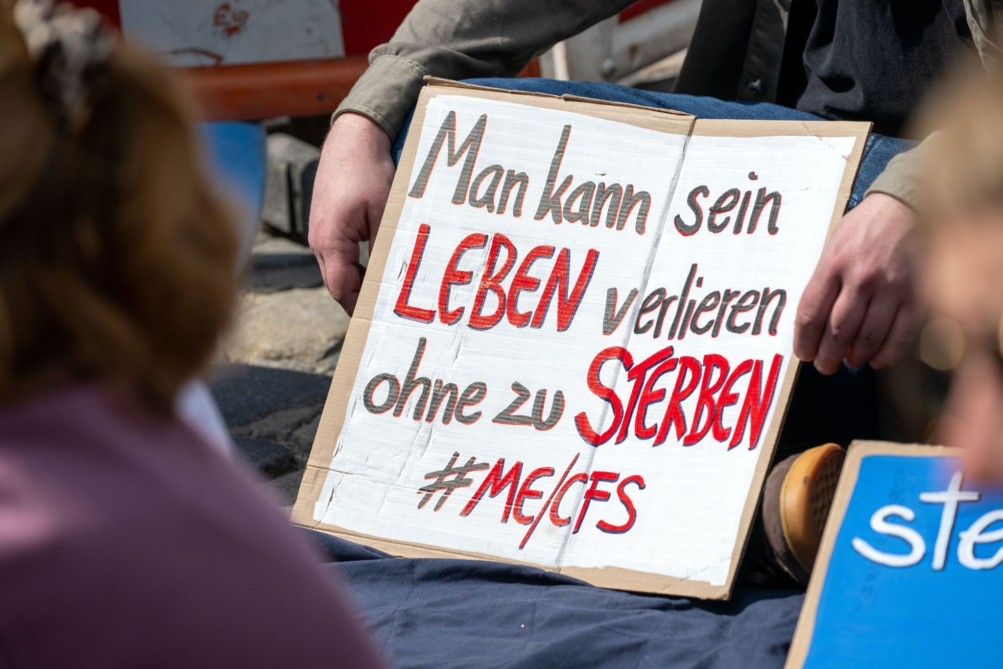 „Liegend-Demos“ zum „International ME/CFS Awareness Day“