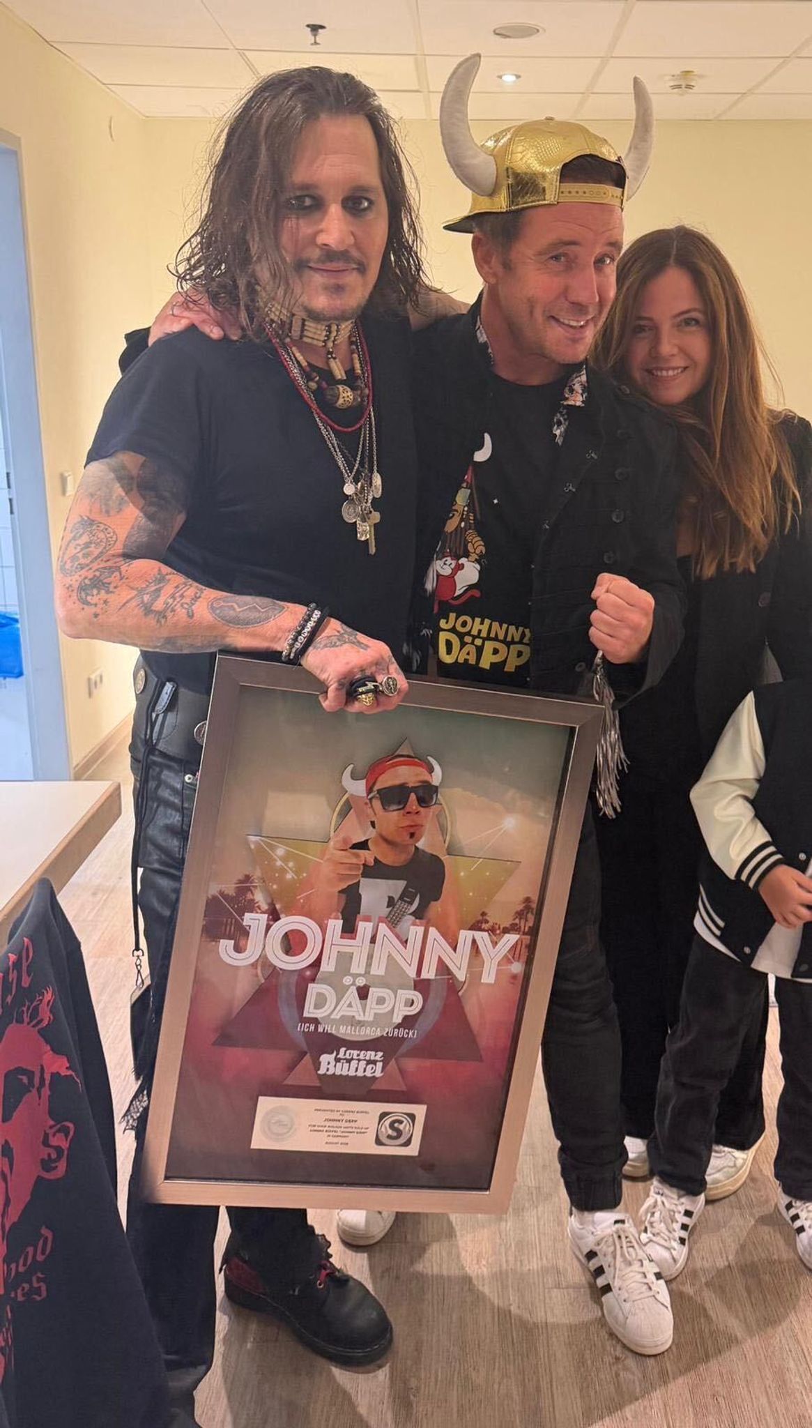Lorenz Büffel überreicht Johnny Depp Platin