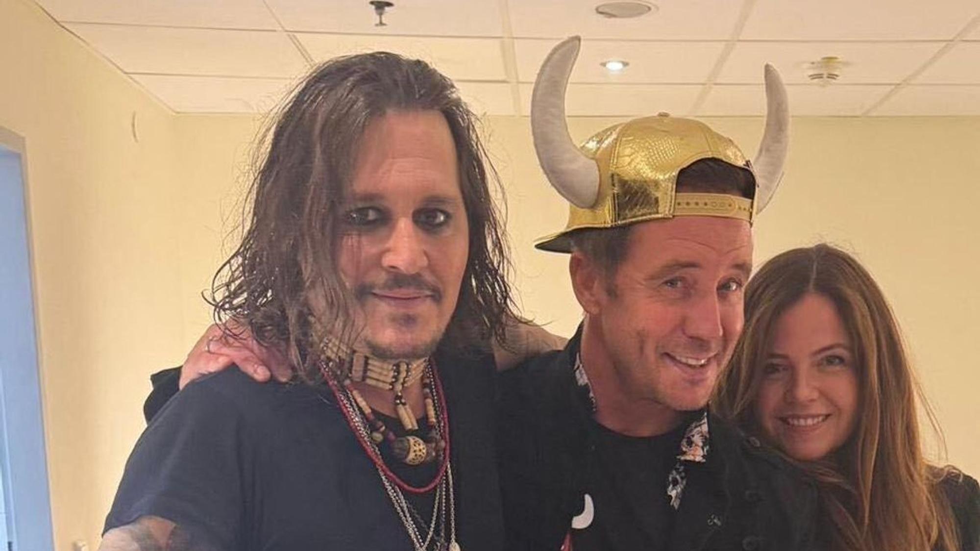 Lorenz Büffel überreicht Johnny Depp Platin