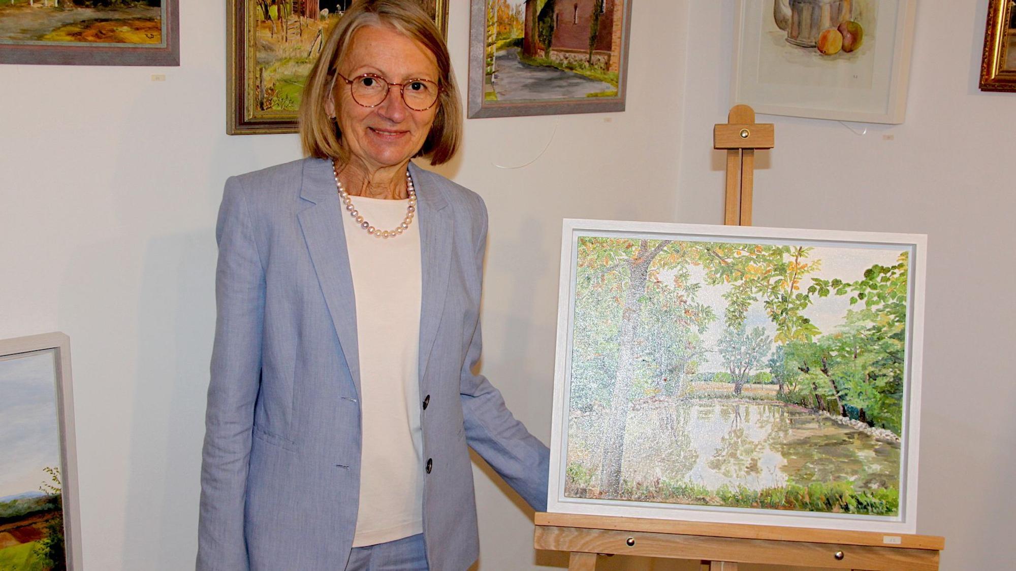 Renate Dübler steht an einem ihrer Bilder.