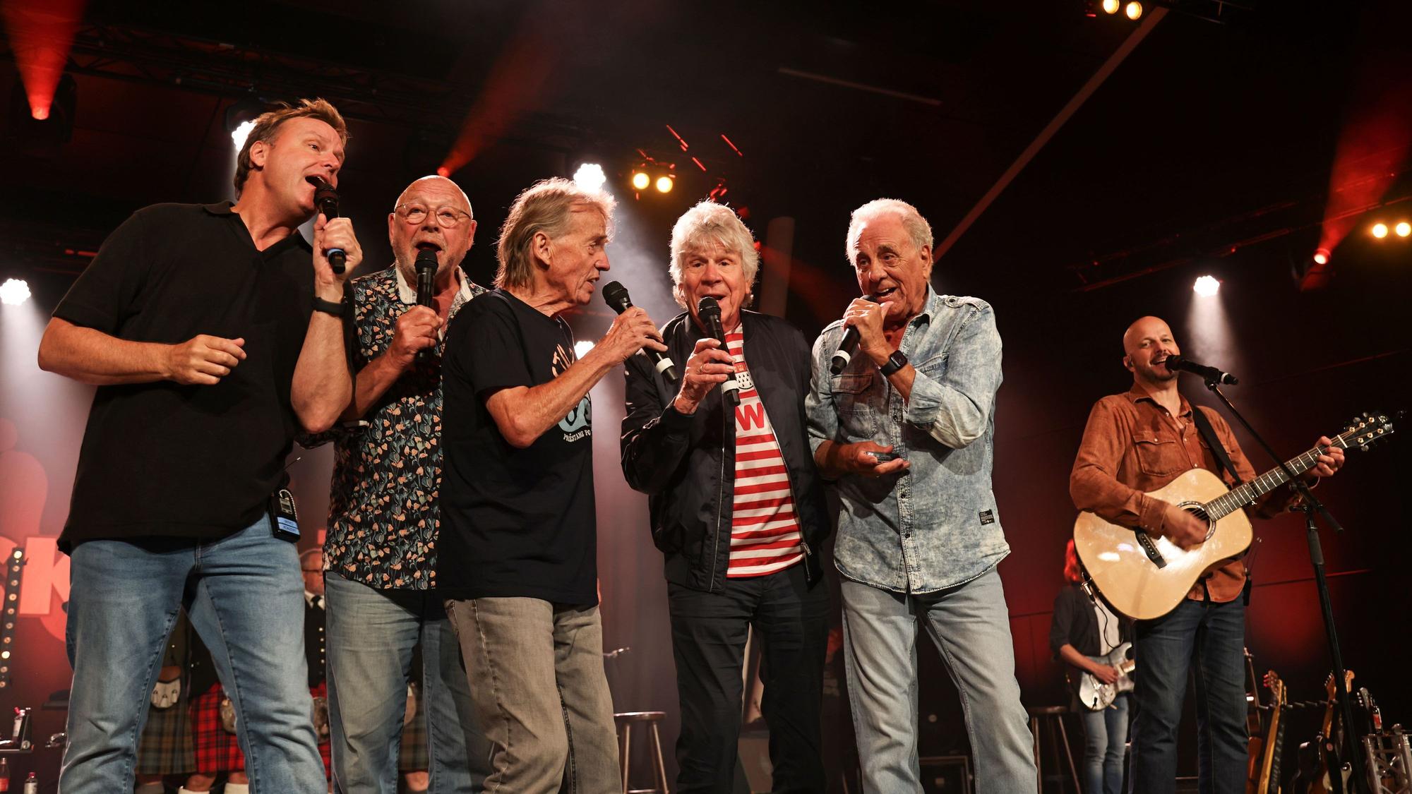 Mirko Bäumer, Ralph „Gus“ Gusovius, Kafi Biermann, Bömmel Lückerath, Erry Stoklosa und Pit Hupperten auf der Bühne.