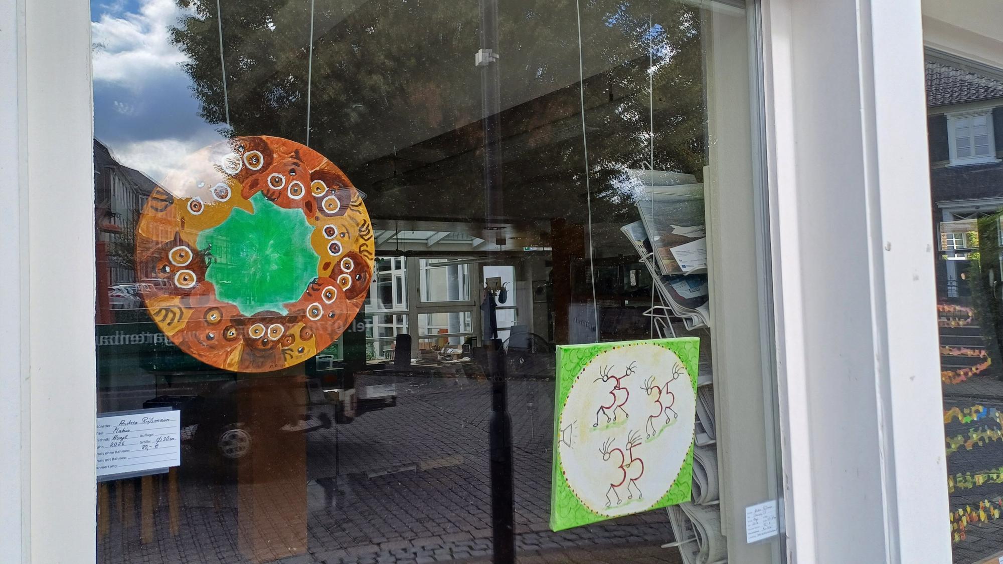 Kunstwerke hängen in einem Schaufenster