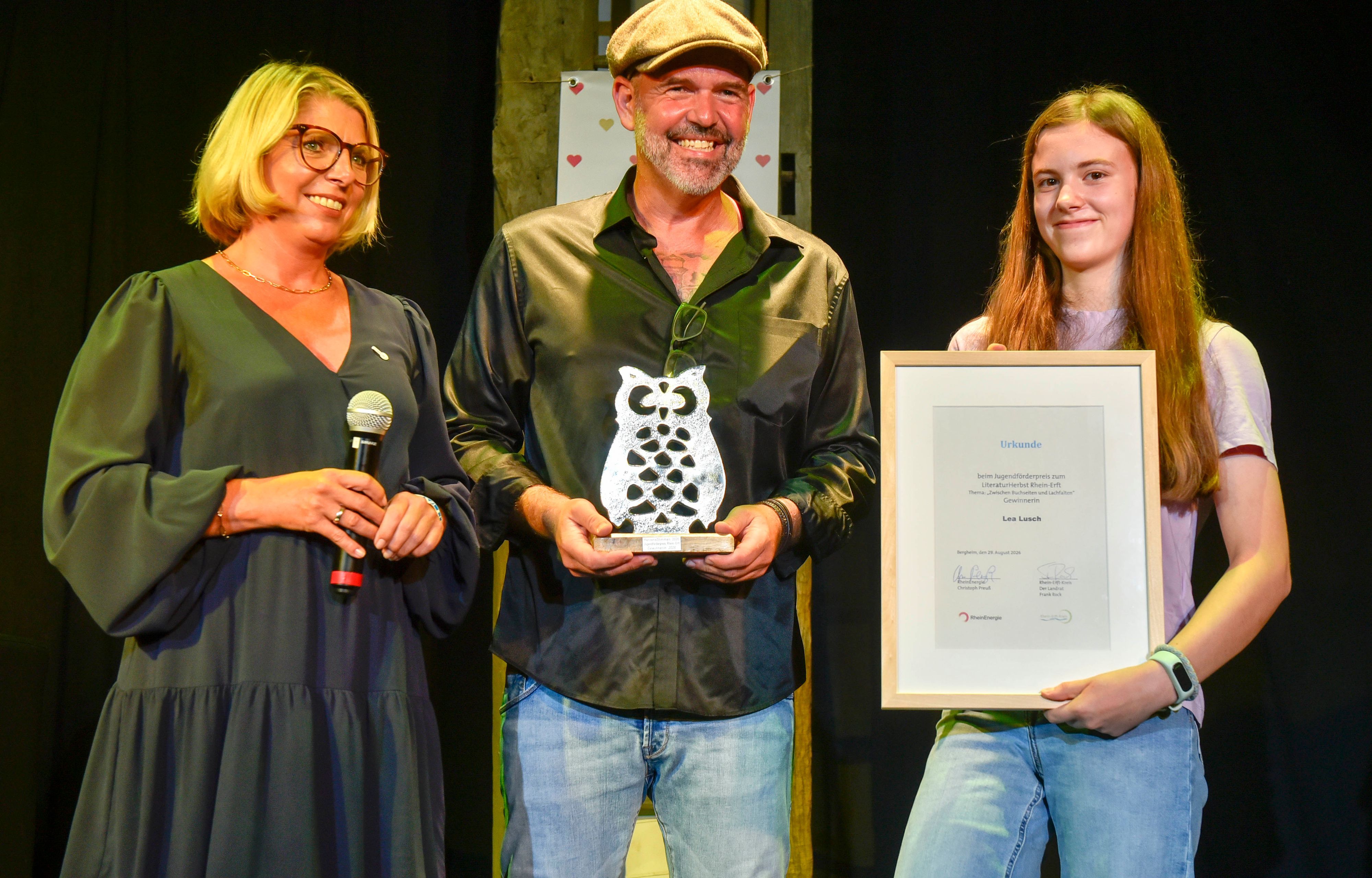 Das Foto zeigt Vize-Landrätin Gudrun Baer, TV-Arzt Doc Esser und die Nachwuchsautorin Lea Lusch.
