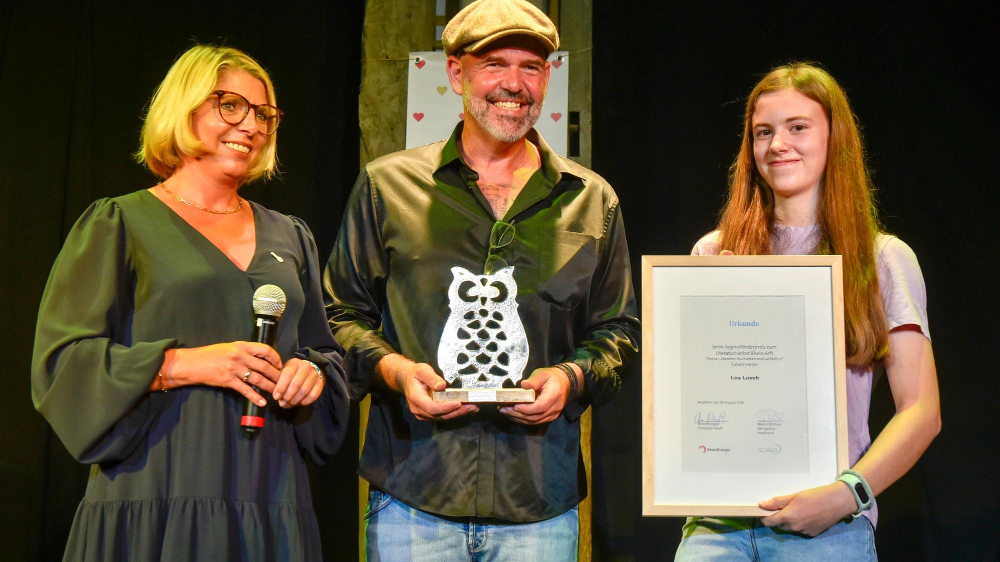 Das Foto zeigt Vize-Landrätin Gudrun Baer, TV-Arzt Doc Esser und die Nachwuchsautorin Lea Lusch.