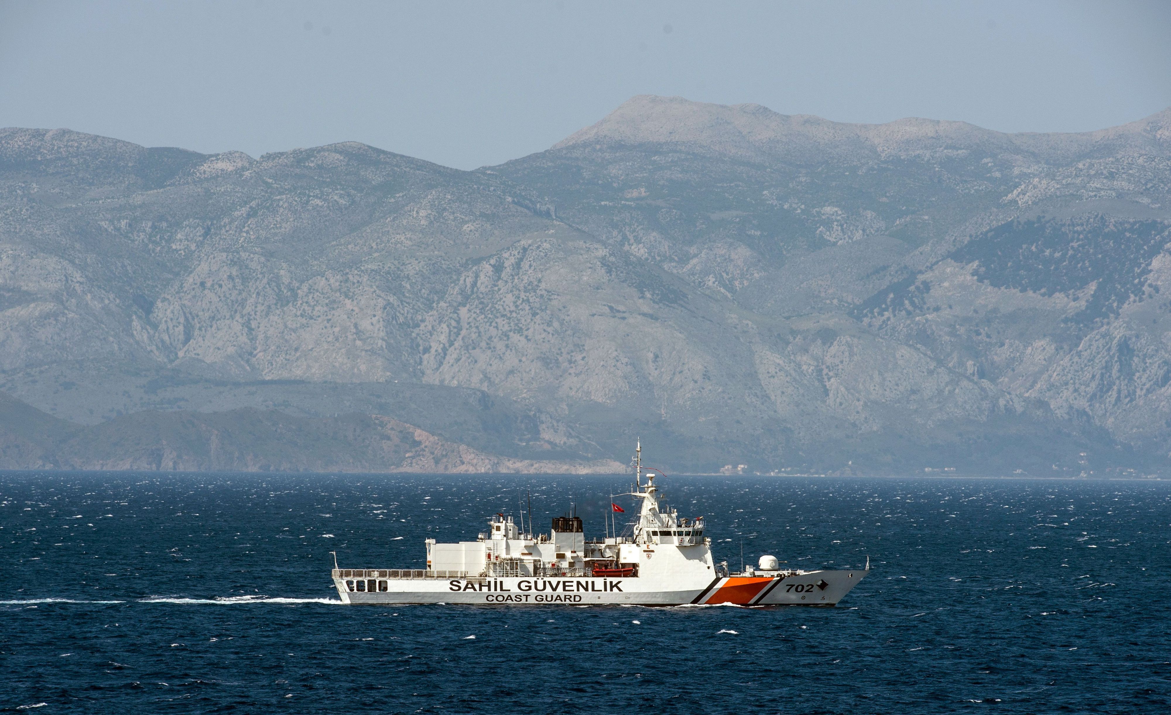 ARCHIV - 19.04.2016, ---: Ein Schiff der türkischen Küstenwache patrouilliert am 20. April 2016 in der Ägäis vor der türkischen Küste. Foto: JOHN MACDOUGALL/AFP-Pool/dpa +++(c) dpa - Bildfunk+++ (zu dpa: «Fähre vor Zypern gekentert - mindestens sechs Tote») Foto: John Macdougall/dpa +++ dpa-Bildfunk +++