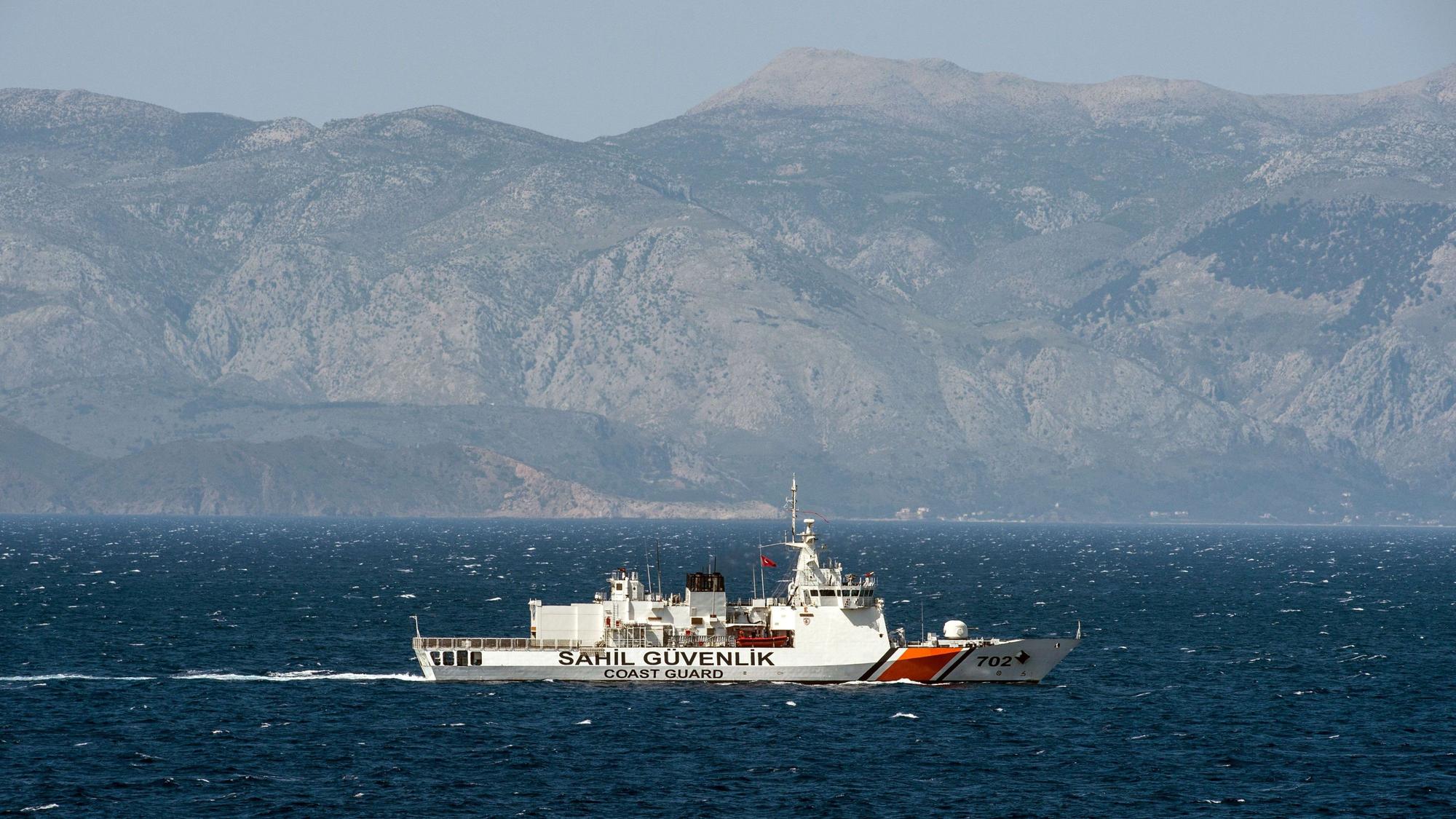 ARCHIV - 19.04.2016, ---: Ein Schiff der türkischen Küstenwache patrouilliert am 20. April 2016 in der Ägäis vor der türkischen Küste. Foto: JOHN MACDOUGALL/AFP-Pool/dpa +++(c) dpa - Bildfunk+++ (zu dpa: «Fähre vor Zypern gekentert - mindestens sechs Tote») Foto: John Macdougall/dpa +++ dpa-Bildfunk +++