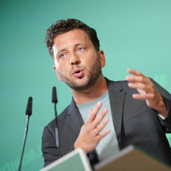 Felix Banaszak, Parteivorsitzender von Bündnis 90/Die Grünen, spricht bei der Pressekonferenz nach den Gremiensitzungen seiner Partei in der Grünen-Parteizentrale.