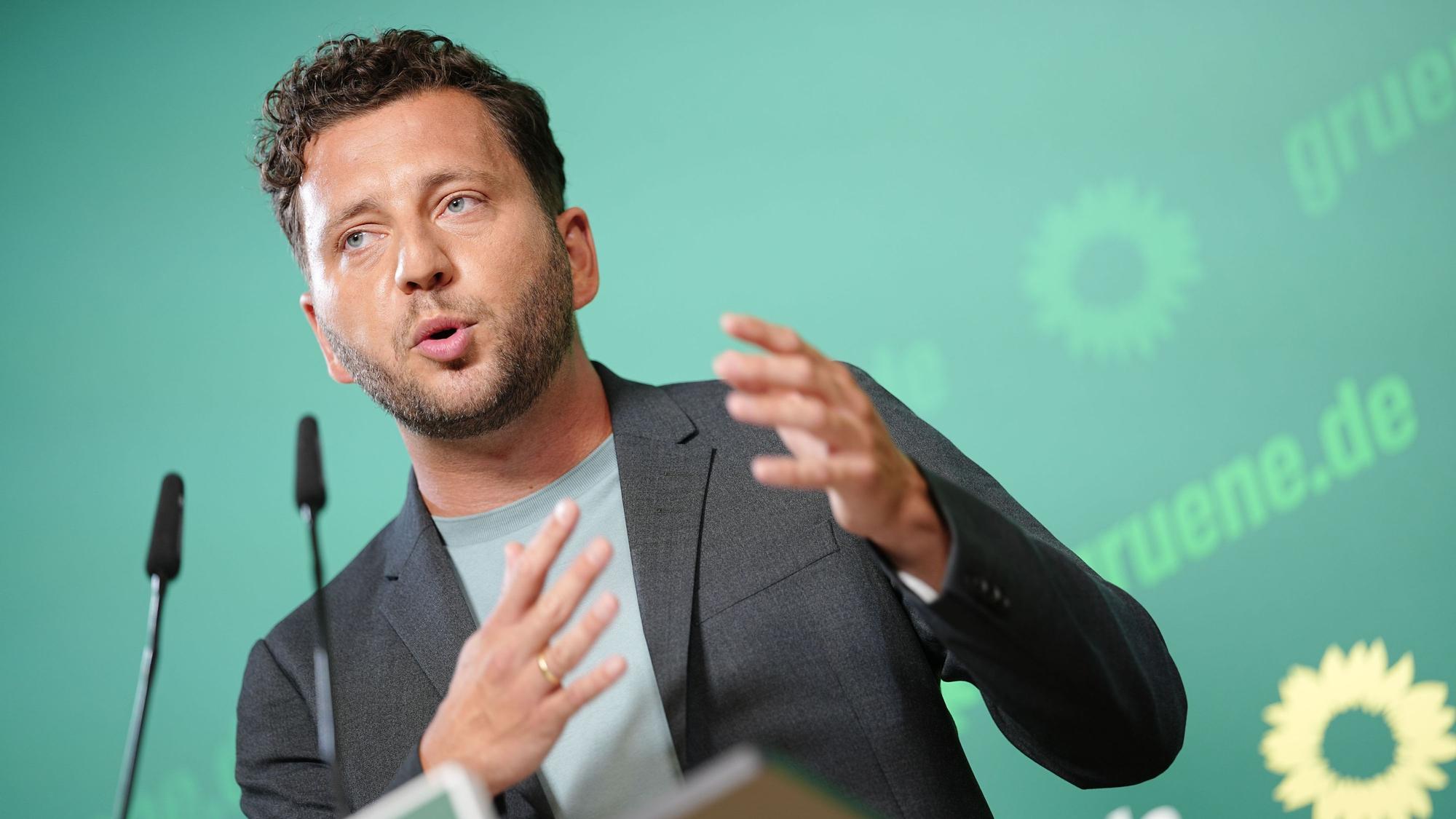 Felix Banaszak, Parteivorsitzender von Bündnis 90/Die Grünen, spricht bei der Pressekonferenz nach den Gremiensitzungen seiner Partei in der Grünen-Parteizentrale.