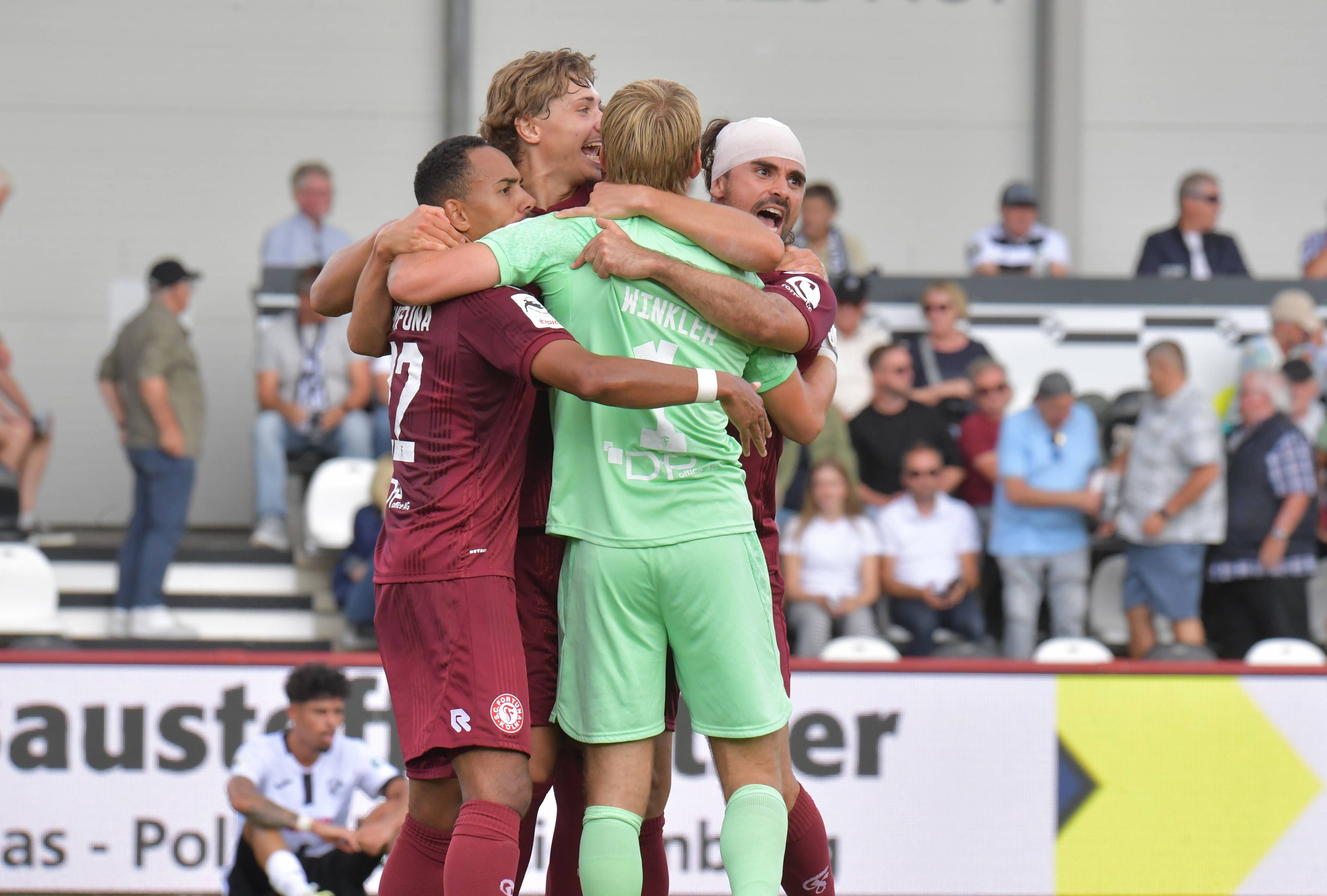 29.08.2026, GER, Fussball, 3.Liga, Saison 2026/2027, 03. Spieltag, Sportclub-Arena, Verl SC Verl - Fortuna Köln 1 : 2 Schluß-Jubel Fortuna Köln, Aktion, Einzelbild, Quer, Mimik, Gestik, Jubel, jubeln, Freude, freuen *** August 29, 2026, GER, Soccer, 3rd Division, 20262027 Season, Matchday 3, Sportclub Arena, Verl SC Verl vs. Fortuna Köln 12, Final celebration by Fortuna Köln, Action, Single frame, Horizontal, Facial expressions, Gestures, Celebration, Cheering, Joy, Happiness
