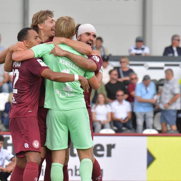 29.08.2026, GER, Fussball, 3.Liga, Saison 2026/2027, 03. Spieltag, Sportclub-Arena, Verl SC Verl - Fortuna Köln 1 : 2 Schluß-Jubel Fortuna Köln, Aktion, Einzelbild, Quer, Mimik, Gestik, Jubel, jubeln, Freude, freuen *** August 29, 2026, GER, Soccer, 3rd Division, 20262027 Season, Matchday 3, Sportclub Arena, Verl SC Verl vs. Fortuna Köln 12, Final celebration by Fortuna Köln, Action, Single frame, Horizontal, Facial expressions, Gestures, Celebration, Cheering, Joy, Happiness