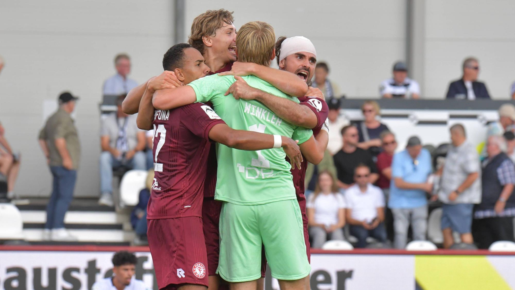 29.08.2026, GER, Fussball, 3.Liga, Saison 2026/2027, 03. Spieltag, Sportclub-Arena, Verl SC Verl - Fortuna Köln 1 : 2 Schluß-Jubel Fortuna Köln, Aktion, Einzelbild, Quer, Mimik, Gestik, Jubel, jubeln, Freude, freuen *** August 29, 2026, GER, Soccer, 3rd Division, 20262027 Season, Matchday 3, Sportclub Arena, Verl SC Verl vs. Fortuna Köln 12, Final celebration by Fortuna Köln, Action, Single frame, Horizontal, Facial expressions, Gestures, Celebration, Cheering, Joy, Happiness
