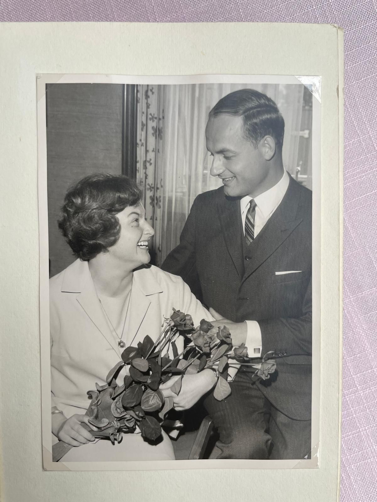 Zu sehen sind Klara und Hubert Fromm auf ihrem Hochzeitsfoto.