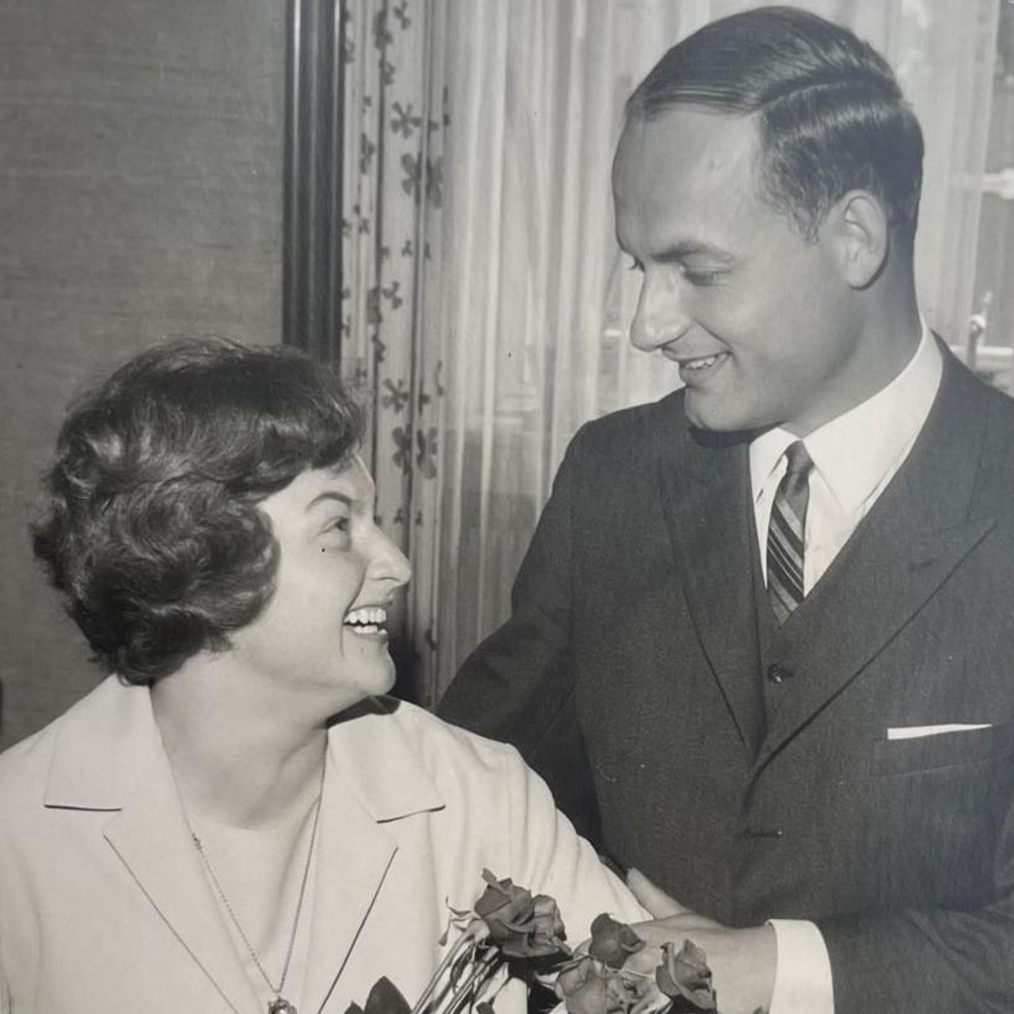 Zu sehen sind Klara und Hubert Fromm auf ihrem Hochzeitsfoto.