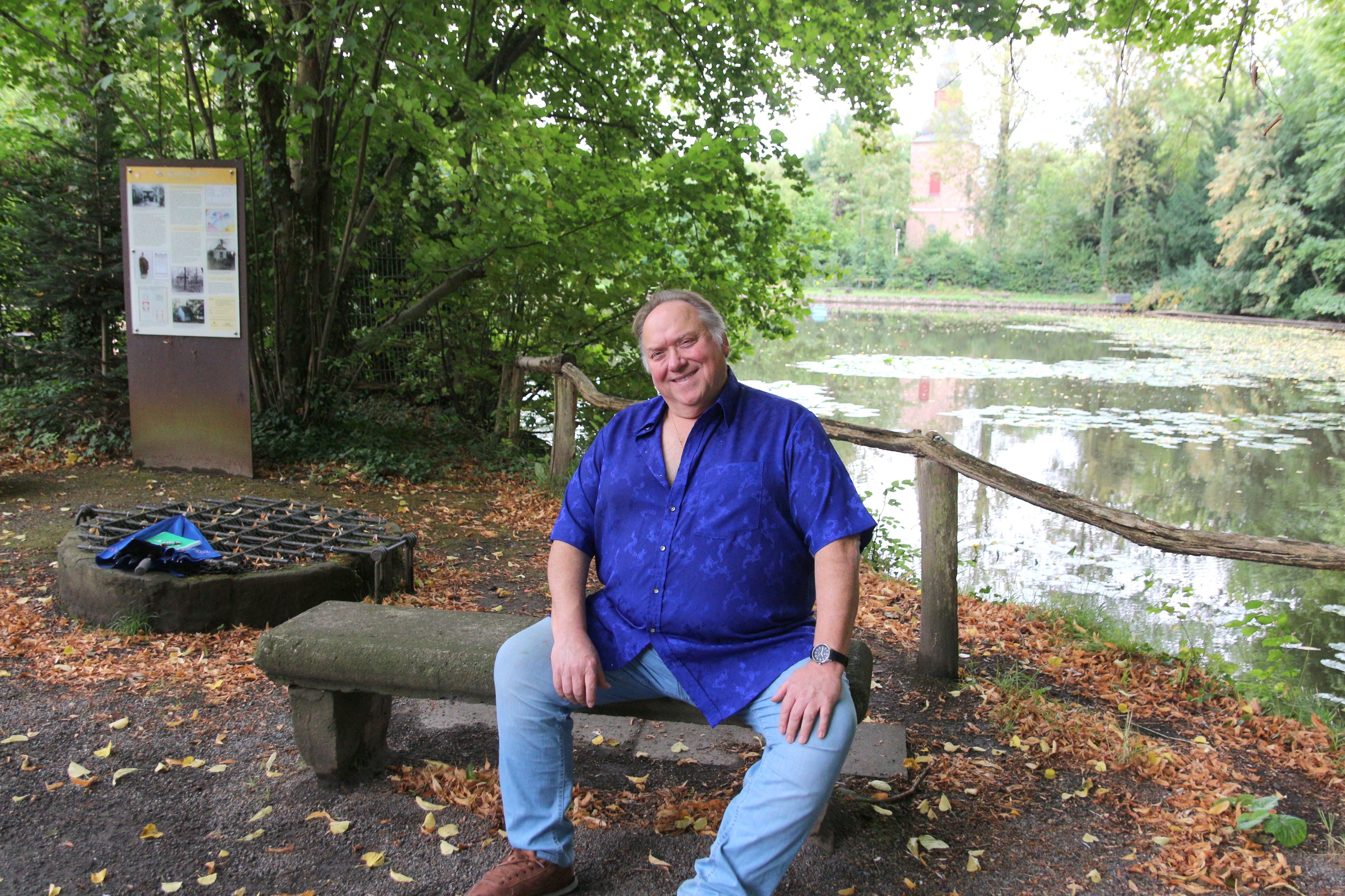 Zu sehen ist Udo Müller an einem Weiher.