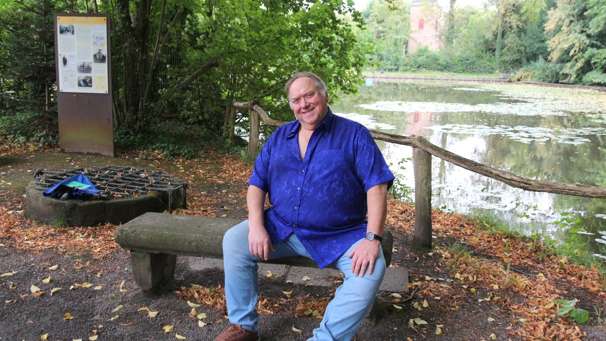 Zu sehen ist Udo Müller an einem Weiher.
