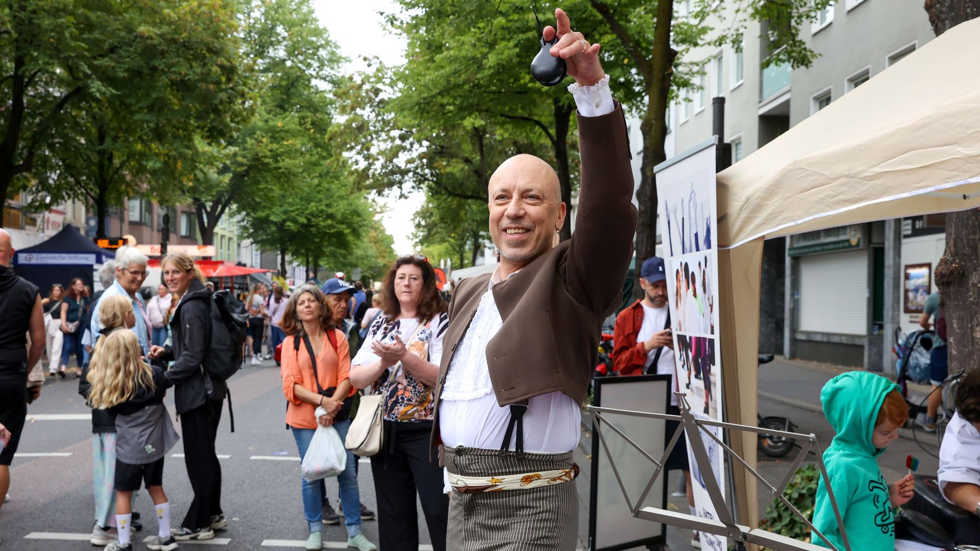 Ein Mann tanzt mit Kastagnetten.
