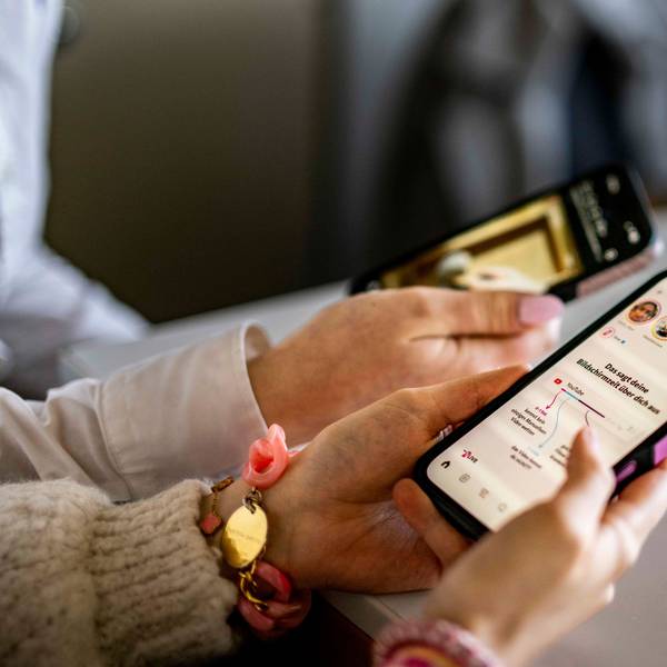 Das Symbolbild zeigt zwei Smartphones in den Händen ihrer Nutzerinnen.