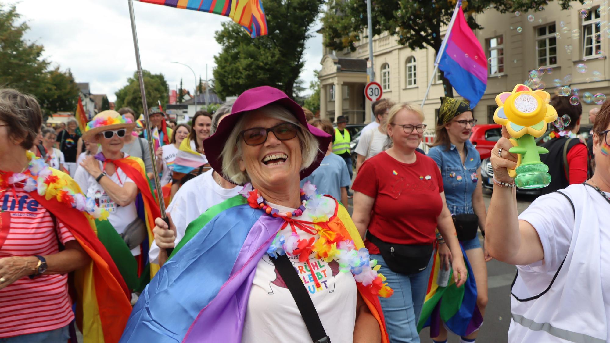 Zu sehen sind bunt gekleidete Menschen in der Brühler Innenstadt.