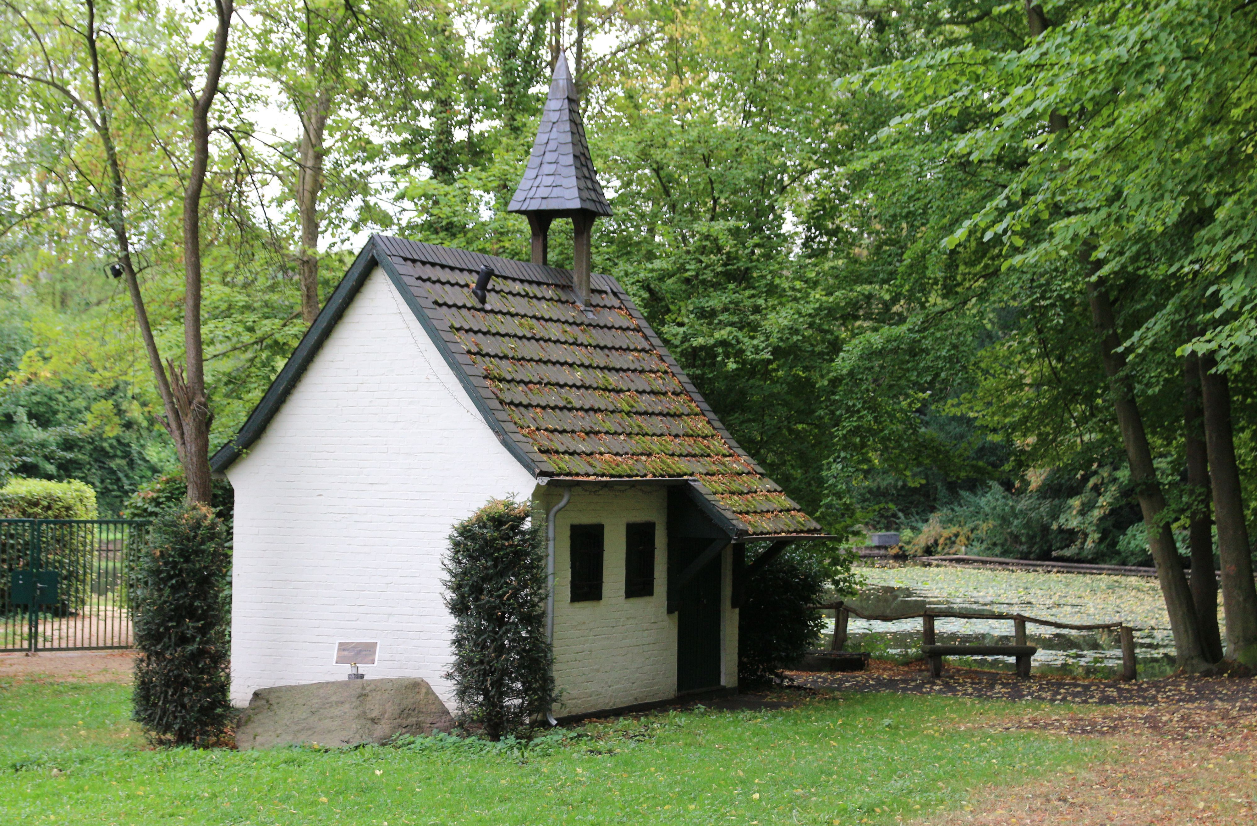 Zu sehen ist die Wilmaruskapelle am Mahlweiher.