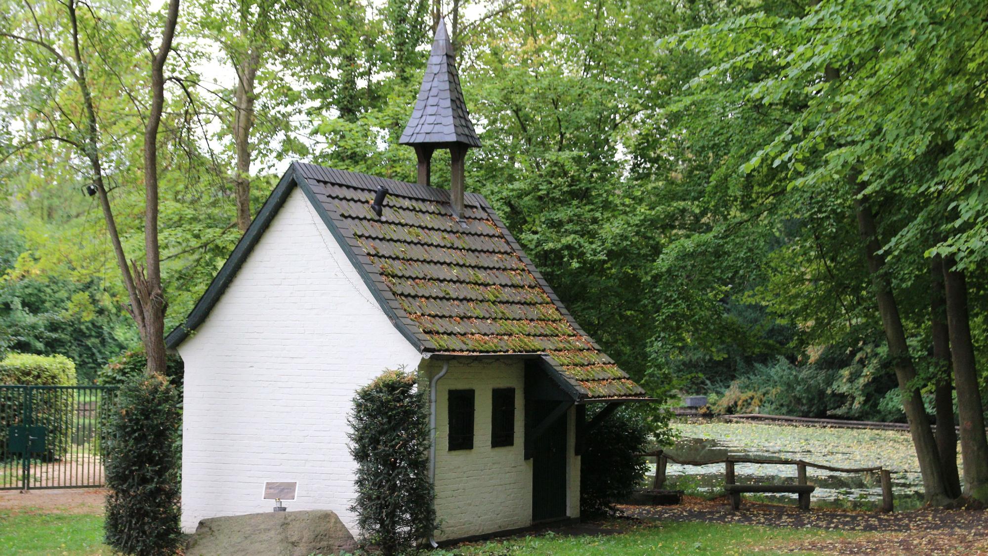 Zu sehen ist die Wilmaruskapelle am Mahlweiher.
