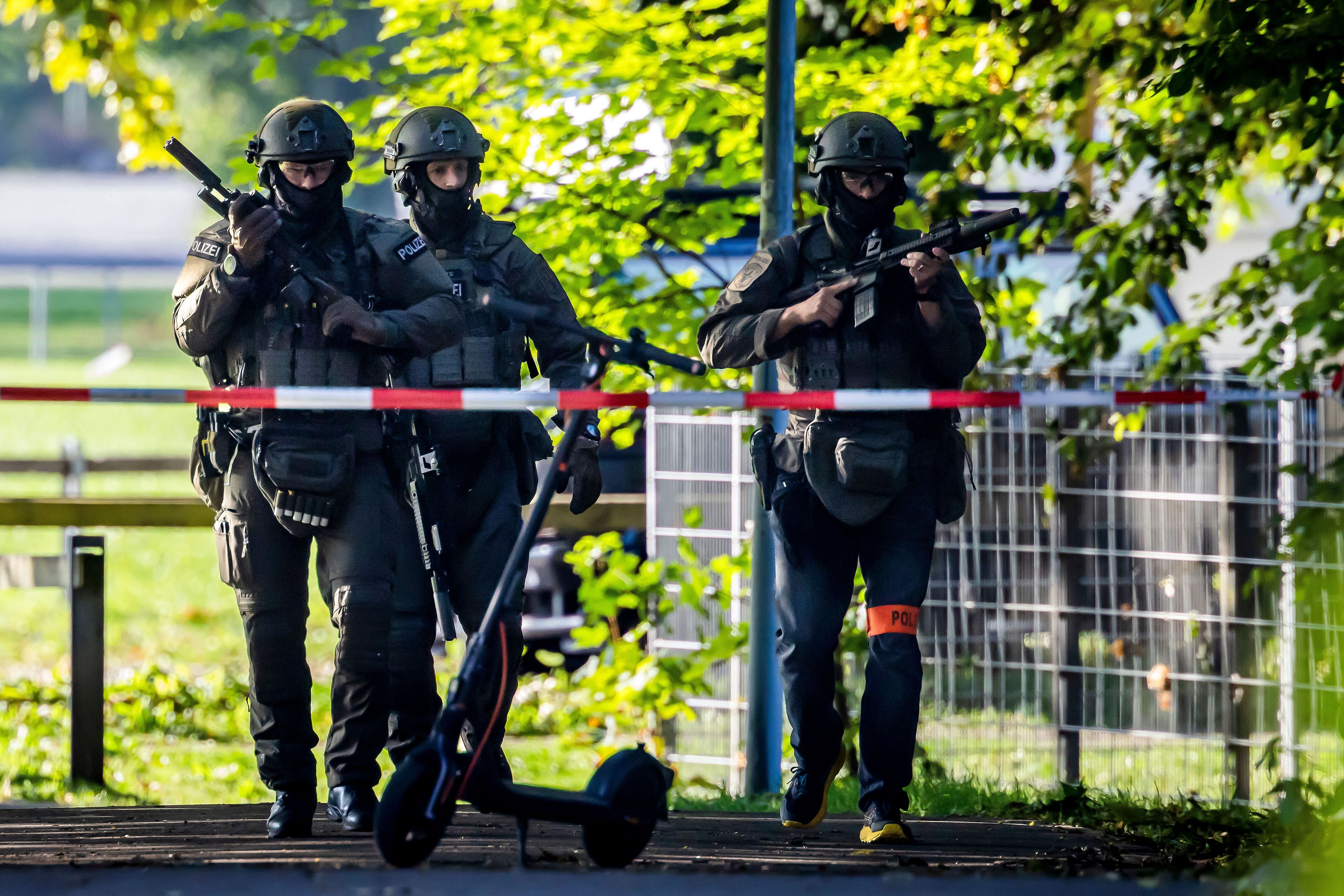 Aarau: Bewaffnete Polizeibeamte patrouillieren in der Nähe der Pferderennbahn Schachen. Bei einer Veranstaltung in der Schweiz sind in der Nacht Schüsse gefallen.