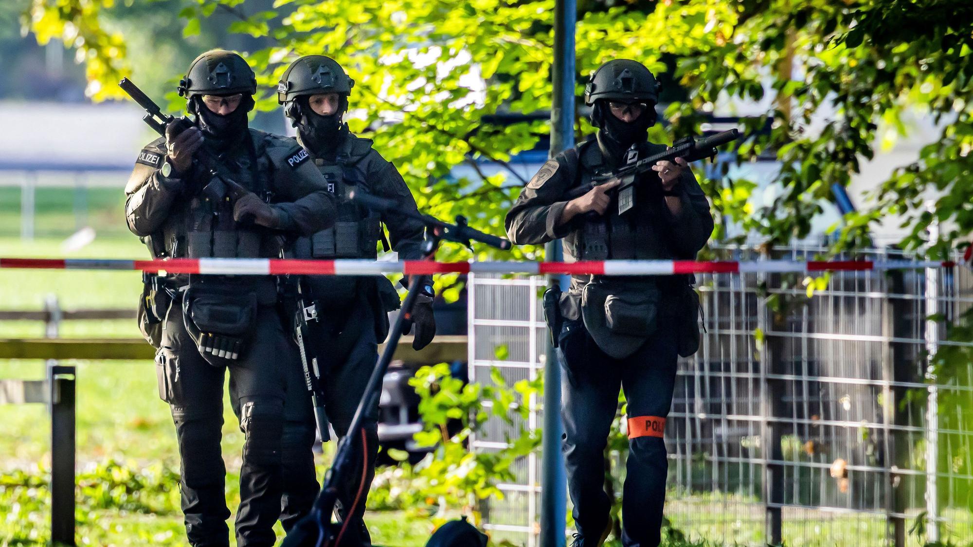 Aarau: Bewaffnete Polizeibeamte patrouillieren in der Nähe der Pferderennbahn Schachen. Bei einer Veranstaltung in der Schweiz sind in der Nacht Schüsse gefallen.