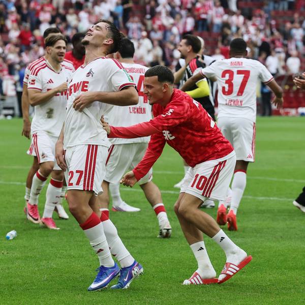 1. FC Köln vs. TSG Hoffenheim, 1. Spieltag, 29.08.2026, 15.30 Uhr, die Mannschaft feierte nach dem Sieg vor der Südtribüne (1. FC Köln), Said El Mala schiebt Thijs Dallinga Richtung Südtribüne, Bild: Herbert Bucco
